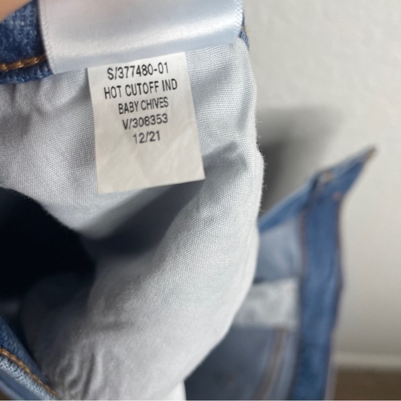 NWT Old Navy Mid Rise Cutoff Boyfriend Jean Short Raw Hem - Picture 9 of 9